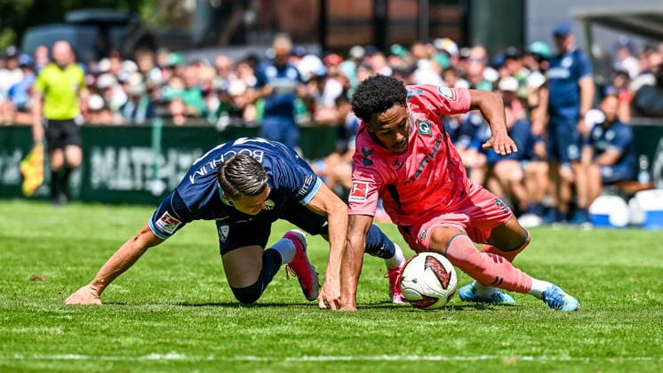 25.07.2026, AUT, Fußball, Herren, 1. Bundesliga, FSP, Saison 2026 2027, Zell am Ziller, SV Werder Bremen vs VfL Bochum verbissener Einsatz von Leon Sawas (Bochum, 42) und Paul Erevbenagie (Werder Bremen, 38) Zell am Ziller Parkstadion Tirol Österreich *** July 25, 2026, Austria, Soccer, Men s, 1st Bundesliga, FSP, 2026–2027 Season, Zell am Ziller, SV Werder Bremen vs. VfL Bochum—fierce play by Leon Sawas (Bochum, 42) and Paul Erevbenagie (Werder Bremen, 38)—Zell am Ziller Parkstadion, Tyrol, Austria Copyright: xNordphotox xHafnerx