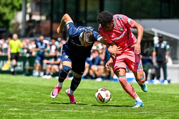 25.07.2026, AUT, Fußball, Herren, 1. Bundesliga, FSP, Saison 2026 2027, Zell am Ziller, SV Werder Bremen vs VfL Bochum verbissener Einsatz von Leon Sawas (Bochum, 42) und Paul Erevbenagie (Werder Bremen, 38) Zell am Ziller Parkstadion Tirol Österreich *** July 25, 2026, Austria, Soccer, Men s, 1st Bundesliga, FSP, 2026–2027 Season, Zell am Ziller, SV Werder Bremen vs. VfL Bochum—fierce play by Leon Sawas (Bochum, 42) and Paul Erevbenagie (Werder Bremen, 38)—Zell am Ziller Parkstadion, Tyrol, Austria Copyright: xNordphotox xHafnerx