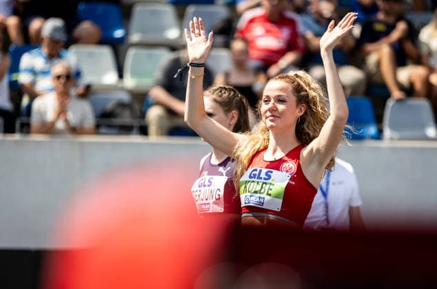 Deutsche Leichtathletik-Meisterschaften; Bochum-Wattenscheid, 25.07.2026 Vorfreude: Smilla Kolbe (Eintracht Frankfurt e.V.) bei der Athletenvorstellung im 800m-Vorlauf der Frauen; Deutsche Leichtathletik-Meisterschaften am 25.07.2026 im Lohrheidestadion in Bochum-Wattenscheid (Nordrhein-Westfalen). *** German Track and Field Championships, Bochum-Wattenscheid, July 25, 2026: Smilla Kolbe of Eintracht Frankfurt e.V. looks forward to the women’s 800-meter preliminary heat at the German Track and Field Championships on July 25, 2026, at Lohrheidestadion in Bochum-Wattenscheid, North Rhine-WestphaliaWestphalia Copyright: xBEAUTIFULxSPORTS R.xSchmittx