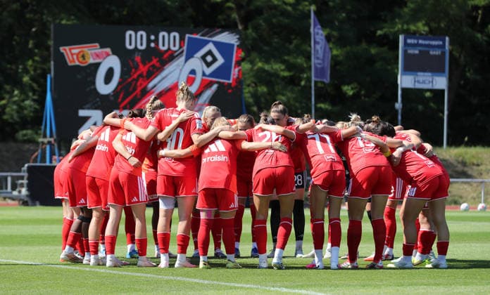 Union Mannschaftskreis vor Spielbeginn beim einschwören, Ritual Fußball Fussball Testspiel Bundesliga Damen Frauen Saison 2026 2027 25.07.2026 1.FC Union Berlin vs. Hamburger SV HSV DFL regulations prohibit any use of photographs as image sequences and or quasi-video *** Union team huddling before kickoff, ritual, soccer, women s soccer, friendly match, Bundesliga, women s season 2026–2027, July 25, 2026, 1. FC Union Berlin vs. Hamburger SV (HSV). DFL regulations prohibit any use of photographs as image sequences and or quasi-video.