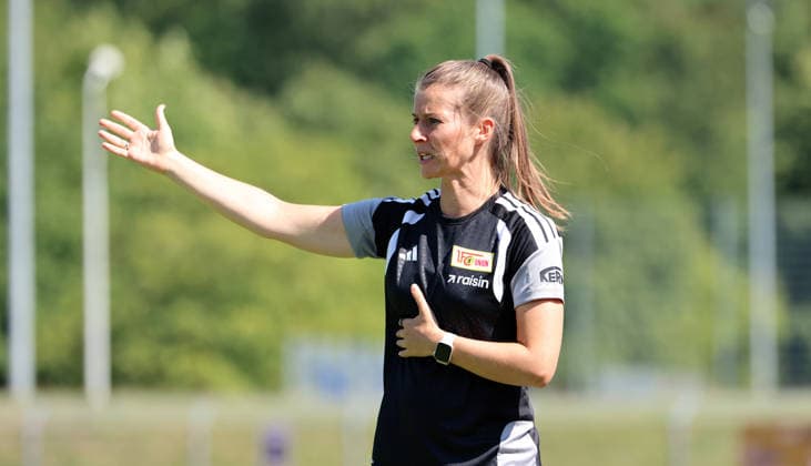 Trainerin Marie louise Eta gibt Anweisungen Aktion Oberkörper Fußball Fussball Testspiel Bundesliga Damen Frauen Saison 2026 2027 25.07.2026 1.FC Union Berlin vs. Hamburger SV HSV DFL regulations prohibit any use of photographs as image sequences and or quasi-video *** Coach Marie Louise Eta gives instructions: Upper-body exercise, soccer, friendly match, Bundesliga, women s soccer, 2026–2027 season, July 25, 2026, 1. FC Union Berlin vs. Hamburger SV (HSV). DFL regulations prohibit any use of photographs as image sequences and or quasi-video.