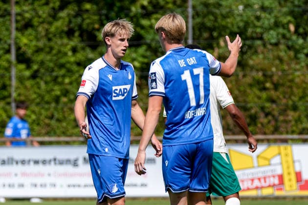 v.li.: Torschütze Max Moerstedt (Hoffenheim, 9), Nathan De Cat (Hoffenheim, 17, Neuzugang), Spieler der TSG 1899 Hoffenheim, jubeln über das Tor zum 1:0, Jubel, Torjubel, Torerfolg, celebrate the goal, goal, celebration, jubelt ueber das Tor, Freuen, Freude, freut sich, optimistisch, positiv, Spielszene, Highlight, Action, Aktion, 25.07.2026, Zuzenhausen (Deutschland), Fussball, Testspiel, TSG 1899 Hoffenheim - SpVgg Greuther Fürth, DFB DFL REGULATIONS PROHIBIT ANY USE OF PHOTOGRAPHS AS IMAGE SEQUENCES AND OR QUASI-VIDEO. *** From left: Goal scorer Max Moerstedt (Hoffenheim, 9), Nathan De Cat (Hoffenheim, 17), new signing, TSG 1899 Hoffenheim players, celebrating the 1-0 goal, Celebration, goal celebration, scoring a goal, celebrate the goal, goal, celebration, celebrating the goal, joy, happiness, happy, optimistic, positive, game scene, highlight, action, 25 07 2026, Zuzenhausen, Germany, soccer, friendly match, TSG 1899 Hoffenheim vs. SpVgg Greuther Fürth, DFB and DFL regulations prohibit any use of photographs as image sequences and or quasi-video xozx