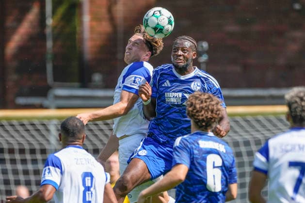 25.07.2026, Hänsch-Arena, B-Platz, Meppen, GER, 3. Liga, Testspiel: SV Meppen vs U23 Schalke 04, Kopfballduell mit Luis Sprekelmeyer (SV Meppen 19) DFL REGULATIONS PROHIBIT ANY USE OF PHOTOGRAPHS AS IMAGE SEQUENCES AND OR QUASI-VIDEO. Meppen Niedersachsen Niederlande Hänsch-Arena, B-Platz *** July 25, 2026, Hänsch Arena, Field B, Meppen, GER, 3rd Division, Friendly Match: SV Meppen vs. Schalke 04 U23, Heading duel with Luis Sprekelmeyer, SV Meppen 19. DFL regulations prohibit any use of photographs as image sequences and or quasi-video. Meppen, Lower Saxony, Netherlands, Hänsch Arena, Field B