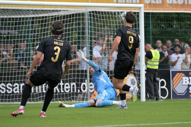 Tobias Duenhaupt (Delay Sports Berlin, 84) im Tor im Zweikampf mit Dominik Emminger (FC 08 Villingen, 09) FC 08 Villingen vs. Delay Sports Berlin , Fussball, Vorbereitung, Testspiel, Saison 2026 2027, 25.07.2026 FC 08 Villingen vs. Delay Sports Berlin , Fussball, Vorbereitung, Testspiel, Saison 2026 2027, 25.07.2026 Villingen *** Tobias Duenhaupt of Delay Sports Berlin (No. 84), in goal, in a one-on-one with Dominik Emminger of FC 08 Villingen (No. 09); FC 08 Villingen vs. Delay Sports Berlin, soccer, preseason, friendly, 2026–2027 season, July 25, 2026, FC 08 Villingen vs. Delay Sports Berlin, soccer, preseason, friendly match, 2026–2027 season, July 25, 2026, Villingen Copyright: xEibner-Pressefotox EP_TBR
