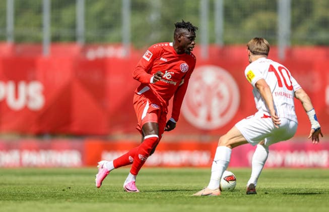 GER, Mainz, FSV Mainz 05 vs Holstein Kiel, Vorbereitung, Fussball, DFB, Spielzeit 2026 2027, Bruchwegstadion auf dem Wolfgang Frank Campus, Testspiel im Bild v.l.: Danny da Costa (FSV Mainz 05 21), Jonas Therkelsen (Holstein Kiel 10) DFB DFL REGULATIONS PROHIBIT ANY USE OF PHOTOGRAPHS AS IMAGE SEQUENCES AND OR QUASI-VIDEO, 25.07.2026 *** GER, Mainz, FSV Mainz 05 vs. Holstein Kiel, Preseason, Soccer, DFB, 2026–2027 Season, Bruchwegstadion on the Wolfgang Frank Campus, Friendly Match: Pictured from left, Danny da Costa (FSV Mainz 05, 21), Jonas Therkelsen, Holstein Kiel 10. DFB and DFL regulations prohibit any use of photographs as image sequences and or quasi-video. July 25, 2026 Copyright: HMBxMedia HendrikxHamelau