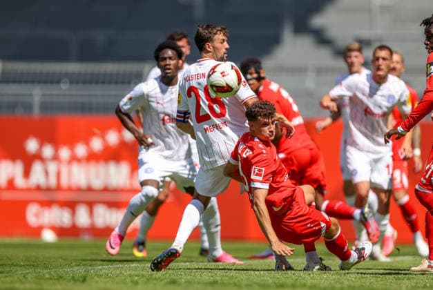 GER, Mainz, FSV Mainz 05 vs Holstein Kiel, Vorbereitung, Fussball, DFB, Spielzeit 2026 2027, Bruchwegstadion auf dem Wolfgang Frank Campus, Testspiel im Bild v.l.: Jonas Meffert (Holstein Kiel 28), Eric Martel (FSV Mainz 05 5) DFB DFL REGULATIONS PROHIBIT ANY USE OF PHOTOGRAPHS AS IMAGE SEQUENCES AND OR QUASI-VIDEO, 25.07.2026 *** GER, Mainz, FSV Mainz 05 vs. Holstein Kiel, Preseason, Soccer, DFB, 2026–2027 Season, Bruchwegstadion on the Wolfgang Frank Campus, Friendly Match: Pictured from left, Jonas Meffert, Holstein Kiel 28, Eric Martel, FSV Mainz 05 5. DFB and DFL regulations prohibit any use of photographs as image sequences and or quasi-video. July 25, 2026 Copyright: HMBxMedia HendrikxHamelau