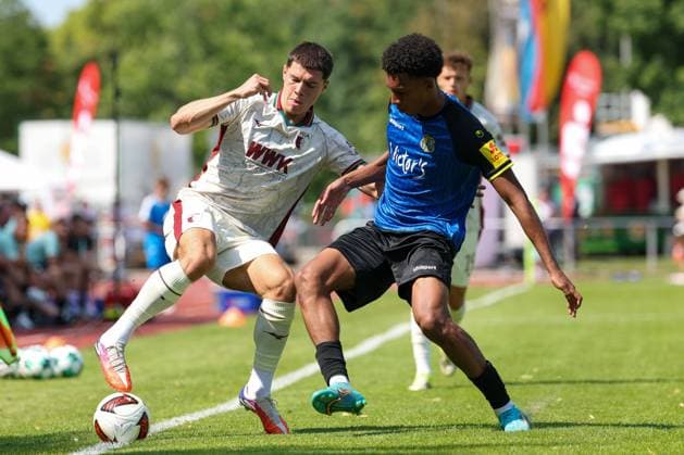 im Zweikampf, Aktion, mit Mert Koemuer 36 (FC Augsburg), Zac Shuaib 14 (1. FC Saarbruecken), FC Augsburg vs. 1. FC Saarbruecken, Fussball, 1. Bundesliga, Testspiel, Saison 2026 27, 25.07.2026 Kaufbeuren Bayern Deutschland *** One-on-one, action, featuring Mert Koemuer (36, FC Augsburg) and Zac Shuaib (14, 1. FC Saarbrücken), FC Augsburg vs. 1. FC Saarbrücken, soccer, 1. Bundesliga, Friendly, 2026–27 season, July 25, 2026, Kaufbeuren, Bavaria, Germany Copyright: xkolbert-press ChristianxKolbertx