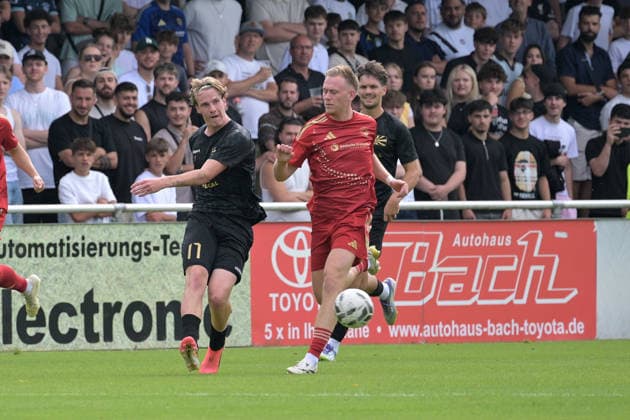Louis Leberer (FC 08 Villingen, 17) im Zweikampf mit Sky Vincent Tloczynski (Delay Sports Berlin, 08) FC 08 Villingen vs. Delay Sports Berlin , Fussball, Vorbereitung, Testspiel, Saison 2026 2027, 25.07.2026 FC 08 Villingen vs. Delay Sports Berlin , Fussball, Vorbereitung, Testspiel, Saison 2026 2027, 25.07.2026 Villingen *** Louis Leberer (FC 08 Villingen), 17, in a tackle with Sky Vincent Tloczynski (Delay Sports Berlin), FC 08 Villingen vs. Delay Sports Berlin, soccer, preseason, friendly, 2026–2027 season, July 25, 2026, FC 08 Villingen vs. Delay Sports Berlin, soccer, preseason, friendly match, 2026–2027 season, July 25, 2026, Villingen Copyright: xEibner-Pressefotox EP_TBR