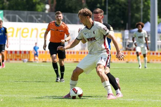 im Zweikampf, Aktion, mit Christian Kuehlwetter 10 (1. FC Saarbruecken), Yannik Keitel 14 (FC Augsburg), FC Augsburg vs. 1. FC Saarbruecken, Fussball, 1. Bundesliga, Testspiel, Saison 2026 27, 25.07.2026 Kaufbeuren Bayern Deutschland *** One-on-one, Action, featuring Christian Kuehlwetter (10, 1 FC Saarbrücken) and Yannik Keitel (14, FC Augsburg), FC Augsburg vs. 1 FC Saarbrücken, Soccer, 1st Bundesliga, Friendly, 2026–27 season, July 25, 2026, Kaufbeuren, Bavaria, Germany Copyright: xkolbert-press ChristianxKolbertx