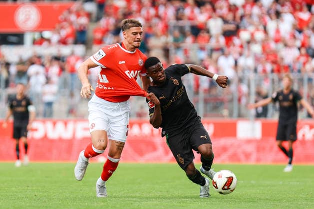 ESSEN, GERMANY July 25: Jose Enrique Rios Alonso (Rot-Weiss Essen, 23) challenges Iaia Manco Danfa (Borussia Moenchengladbach, 39) for the ball during the pre-season friendly match between Rot-Weiss Essen and Borussia Moenchengladbach at Stadion an der Hafenstraße on July 25, 2026 in Essen, Germany. DFL REGULATIONS PROHIBIT ANY USE OF PHOTOGRAPHS AS IMAGE SEQUENCES AND OR QUASI-VIDEO. Copyright: xNatachaxFreisenx