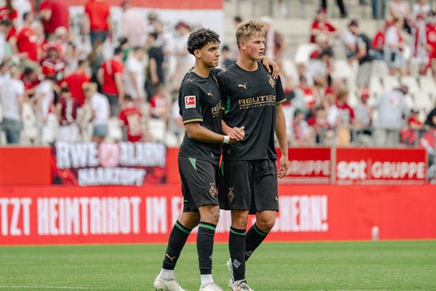 Tyler Meiser (Borussia Moenchengladbach, 43) und Jan Leszczynski (Borussia Moenchengladbach, 05) sind gluecklich ueber den Sieg. Rot Weiss Essen vs. Borussia Moenchenlgadbach, Fussball, Testspiel, Saison 2026 2027, 25.07.2026 DFL DFB Regulations prohibit any use of Photographs as image sequences and or Quasivideo Rot Weiss Essen vs. Borussia Moenchengladbach, Fussball, Testspiel, Saison 2026 2027, 25.07.2026 Essen *** Tyler Meiser of Borussia Mönchengladbach, 43, and Jan Leszczynski of Borussia Mönchengladbach, 05, are happy about the victory in the Rot-Weiss Essen vs. Borussia Mönchengladbach match, soccer, friendly, 2026–2027 season, July 25, 2026. DFL and DFB regulations prohibit any use of photographs as image sequences and or quasi-video: Rot-Weiss Essen vs. Borussia Mönchengladbach, soccer, friendly match, 2026–2027 season, July 25, 2026, Essen Copyright: xEibner-Pressefoto ThomasxHaeslerx EP_THR