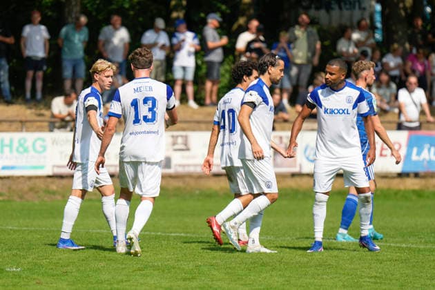 25.07.2026, Hänsch-Arena, B-Platz, Meppen, GER, 3. Liga, Testspiel: SV Meppen vs U23 Schalke 04, Erik Zenga (SV Meppen 8), rechts, gratuliert Ersin Zehir (SV Meppen 6), vorne, Mitte zu dessen 1:0 DFL REGULATIONS PROHIBIT ANY USE OF PHOTOGRAPHS AS IMAGE SEQUENCES AND OR QUASI-VIDEO. Meppen Niedersachsen Niederlande Hänsch-Arena, B-Platz *** July 25, 2026, Hänsch Arena, Field B, Meppen, GER, 3rd Division, Friendly Match: SV Meppen vs. Schalke 04 U23, Erik Zenga (SV Meppen 8), on the right, congratulates Ersin Zehir (SV Meppen 6), in the foreground, center, on his 1–0 goal. DFL REGULATIONS PROHIBIT ANY USE OF PHOTOGRAPHS AS IMAGE SEQUENCES AND OR QUASI-VIDEO. Meppen, Lower Saxony, Netherlands, Hänsch Arena, Field B