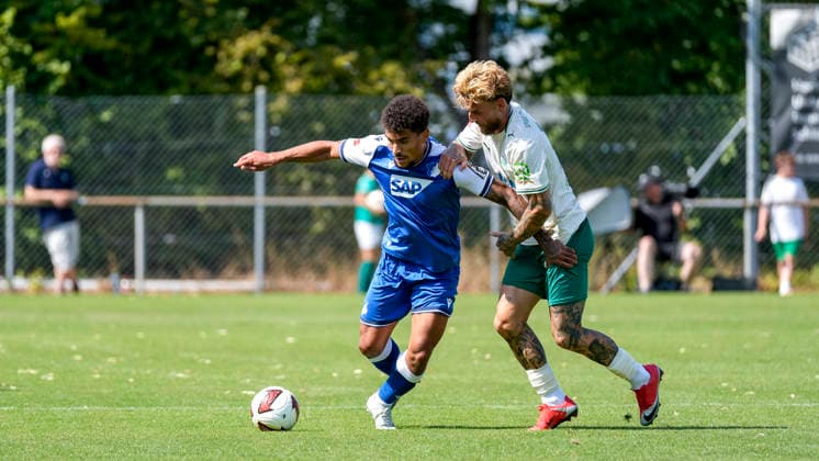 v.li.: Valentin Gendrey (Hoffenheim, 15), Ole Pohlmann (Fürth, 10), Zweikampf, Spielszene, Duell, duel, tackle, tackling, Dynamik, Action, Aktion, 25.07.2026, Zuzenhausen (Deutschland), Fussball, Testspiel, TSG 1899 Hoffenheim - SpVgg Greuther Fürth, DFB DFL REGULATIONS PROHIBIT ANY USE OF PHOTOGRAPHS AS IMAGE SEQUENCES AND OR QUASI-VIDEO. *** v li Valentin Gendrey Hoffenheim, 15, Ole Pohlmann Fürth, 10, tackle, game scene, duel, tackle, tackling, dynamics, action, 07 25 2026, Zuzenhausen, Germany, soccer, friendly match, TSG 1899 Hoffenheim vs. SpVgg Greuther Fürth, DFB and DFL regulations prohibit any use of photographs as image sequences and or quasi-video xozx