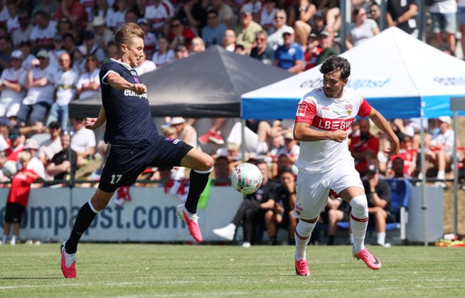 25.07.2026, Deutschland, Hollenbach, Fußball Bundesliga, Saison 2026 2027, Testspiel, Freundschaftsspiel, JAKO-Testspiel, FSV Hollenbach vs. VfB Stuttgart, v.l. Sebastian Schiek (Holl), Laurin Ulrich (VfB) *** July 25, 2026, Germany, Hollenbach, Bundesliga, 2026–2027 season, exhibition match, friendly match, JAKO exhibition match, FSV Hollenbach vs. VfB Stuttgart, from left: Sebastian Schiek (Holl), Laurin Ulrich (VfB)