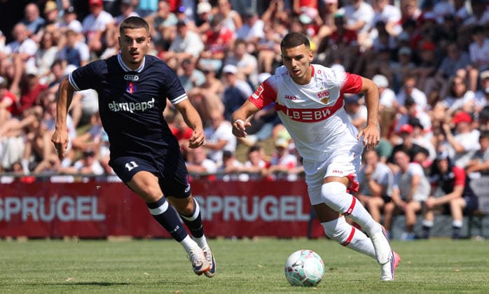 25.07.2026, Deutschland, Hollenbach, Fußball Bundesliga, Saison 2026 2027, Testspiel, Freundschaftsspiel, JAKO-Testspiel, FSV Hollenbach vs. VfB Stuttgart, Inas Music (Holl), Badredine Bouanani (VfB) *** July 25, 2026, Germany, Hollenbach, Bundesliga, 2026–2027 season, exhibition match, friendly match, JAKO exhibition match, FSV Hollenbach vs. VfB Stuttgart, Inas Music Holl, Badredine Bouanani (VfB)