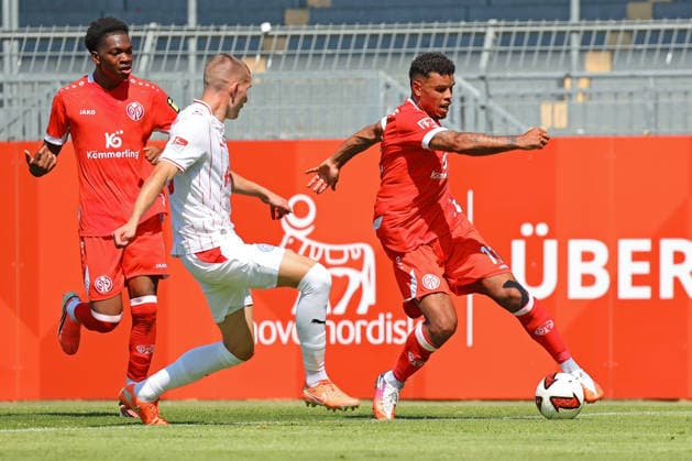 Mainz, Deutschland 25. Juli 2026: Testspiel - 2026 2027 - 1. FSV Mainz 05 gegen Holstein Kiel Im Bild: v. li. im Zweikampf David Zec (Kiel) gegen Ransford Königsdörffer Koenigsdoerffer (Mainz). DFL regulations prohibit any use of photographs as image sequences and or quasi-video Bruchwegstadion Rheinland - Pfalz *** Mainz, Germany, July 25, 2026, Friendly Match 2026–2027, 1:0, FSV Mainz 05 vs. Holstein Kiel. Pictured, from left, in a tackle: David Zec (Kiel) vs. Ransford Königsdörffer (Mainz). DFL regulations prohibit any use of photographs as image sequences and or quasi-video. Bruchwegstadion, Rhineland-Palatinate Copyright: xFotostandx xRacochax