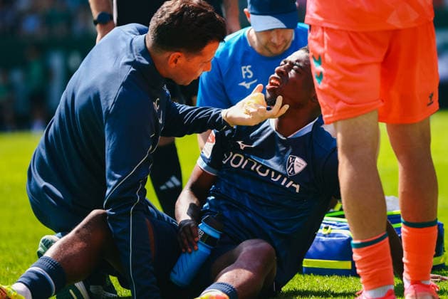 SOCCER - Bremen vs Bochum, test match ZELL AM ZILLER,AUSTRIA,25.JUL.26 - SOCCER - 1. DFL, 1. Deutsche Bundesliga, 2. DFL, 2. Deutsche Bundesliga, SV Werder Bremen vs VfL Bochum, test match. Image shows medical staff treating and Samuel Bamba (Bochum). Keywords: injury  GEPAxpictures xOleskiixMarusyk
