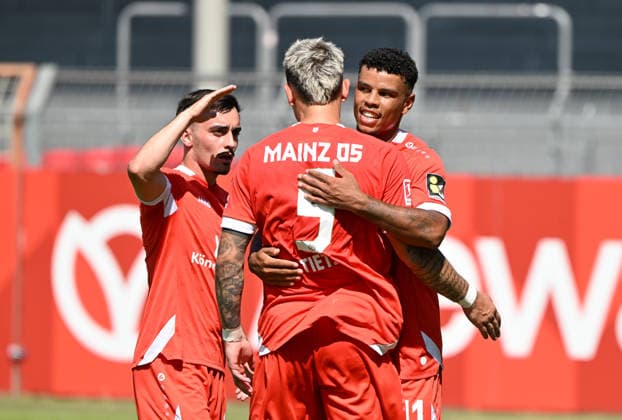 Fussball-Bundesliga - Saison 2026 27 Bruchweg-Stadion - Testspiel 25.07.26 1. FSV Mainz 05 (mz) - Holstein Kiel (ki) Jubel nach dem 2:0, v.li: Paul NEBEL (1. FSV Mainz 05), Phillip TIETZ (1. FSV Mainz 05) und Torschütze Ransford KOENIGSDOERFER (1. FSV Mainz 05) Fussball-Bundesliga - 1. FSV Mainz 05 *** German Bundesliga 2026–27 Season, Bruchweg Stadium, Friendly Match, July 25, 2026, 1 FSV Mainz 05 vs. Holstein Kiel. Celebration after the 2–0 win; from left: Paul NEBEL (1 FSV Mainz 05), Phillip TIETZ (1, FSV Mainz 05), and goal scorer Ransford KOENIGSDOERFER (1, FSV Mainz 05). German Bundesliga: 1. FSV Mainz 05