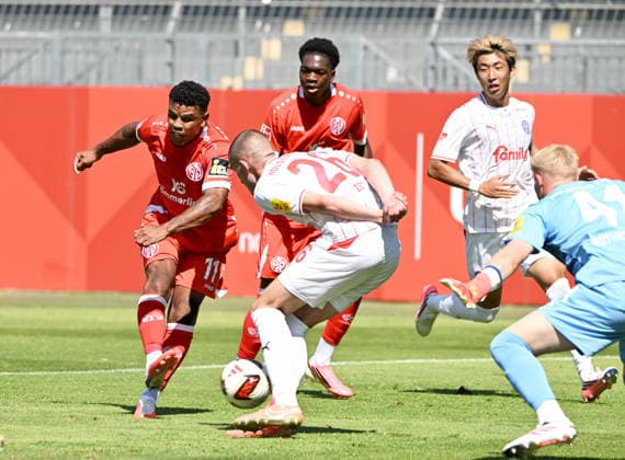 Fussball-Bundesliga - Saison 2026 27 Bruchweg-Stadion - Testspiel 25.07.26 1. FSV Mainz 05 (mz) - Holstein Kiel (ki) Ransford KOENIGSDOERFER (1. FSV Mainz 05), li, erzielt das 2:0 Fussball-Bundesliga - 1. FSV Mainz 05 *** 2026–27 Bundesliga Season, Bruchweg Stadium, Friendly Match, July 25, 2026, 1:00 PM, FSV Mainz 05 vs. Holstein Kiel, Ki Ransford, KOENIGSDOERFER, 1:00 PM, FSV Mainz 05, li, scores the 2–0 goal. German Bundesliga: 1. FSV Mainz 05