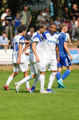 25.07.2026, Hänsch-Arena, B-Platz, Meppen, GER, 3. Liga, Testspiel: SV Meppen vs U23 Schalke 04, Erik Zenga (SV Meppen 8), rechts, gratuliert Ersin Zehir (SV Meppen 6), vorne, Mitte zu dessen 1:0 DFL REGULATIONS PROHIBIT ANY USE OF PHOTOGRAPHS AS IMAGE SEQUENCES AND OR QUASI-VIDEO. Meppen Niedersachsen Niederlande Hänsch-Arena, B-Platz *** July 25, 2026, Hänsch Arena, Field B, Meppen, GER, 3rd Division, Friendly Match: SV Meppen vs. Schalke 04 U23, Erik Zenga (SV Meppen 8), on the right, congratulates Ersin Zehir (SV Meppen 6), in the foreground, center, on his 1–0 goal. DFL REGULATIONS PROHIBIT ANY USE OF PHOTOGRAPHS AS IMAGE SEQUENCES AND OR QUASI-VIDEO. Meppen, Lower Saxony, Netherlands, Hänsch Arena, Field B