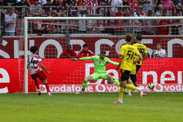 25.07.2026, GER, Fussball, Herren, Vorbereitungsspiel, Saison 2026 2027, Fortuna Düsseldorf - Borussia Dortmund Anas Slimani (F95) erzielt das Tor zum 2:1 Düsseldorf merkur Spiel-Arena Nordrhein-Westfalen Deutschland *** July 25, 2026, GER, Soccer, Men s, Preseason Match, 2026–2027 Season, Fortuna Düsseldorf vs. Borussia Dortmund; Anas Slimani (F95) scores the goal to make it 2–1; Düsseldorf Merkur Spiel Arena, North Rhine-Westphalia, Germany Copyright: xAdrianxSchlüterx