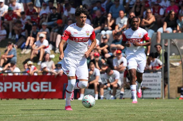 25.07.2026, Deutschland, Hollenbach, Fußball Bundesliga, Saison 2026 2027, Testspiel, Freundschaftsspiel, JAKO-Testspiel, FSV Hollenbach vs. VfB Stuttgart, Yigit (VfB) *** July 25, 2026, Germany, Hollenbach, Bundesliga, 2026–2027 Season, Exhibition Match, Friendly Match, JAKO Exhibition Match, FSV Hollenbach vs. VfB Stuttgart, Yigit VfB