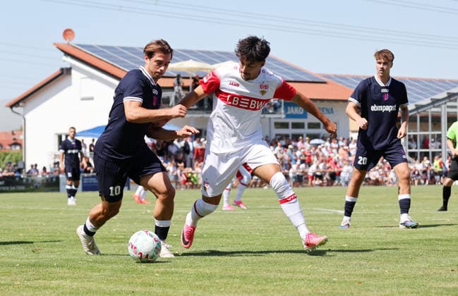25.07.2026, Deutschland, Hollenbach, Fußball Bundesliga, Saison 2026 2027, Testspiel, Freundschaftsspiel, JAKO-Testspiel, FSV Hollenbach vs. VfB Stuttgart, v.l. Felix Limbach, Laurin Ulrich (VfB) *** July 25, 2026, Germany, Hollenbach, Bundesliga, 2026–2027 season, exhibition match, friendly match, JAKO exhibition match, FSV Hollenbach vs. VfB Stuttgart, from left: Felix Limbach, Laurin Ulrich (VfB)