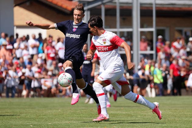 25.07.2026, Deutschland, Hollenbach, Fußball Bundesliga, Saison 2026 2027, Testspiel, Freundschaftsspiel, JAKO-Testspiel, FSV Hollenbach vs. VfB Stuttgart, v.l. Sebastian Schiek (Holl), Laurin Ulrich (VfB) *** July 25, 2026, Germany, Hollenbach, Bundesliga, 2026–2027 season, exhibition match, friendly match, JAKO exhibition match, FSV Hollenbach vs. VfB Stuttgart, from left: Sebastian Schiek (Holl), Laurin Ulrich (VfB)