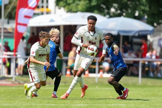 im Zweikampf, Aktion, mit Robin Fellhauer 19 (FC Augsburg), Anton Baeuerle 3 (1. FC Saarbruecken), Noahkai Banks 40 (FC Augsburg), Abdenego Nankishi 17 (1. FC Saarbruecken), FC Augsburg vs. 1. FC Saarbruecken, Fussball, 1. Bundesliga, Testspiel, Saison 2026 27, 25.07.2026 Kaufbeuren Bayern Deutschland *** One-on-one, action, featuring Robin Fellhauer 19 FC Augsburg, Anton Baeuerle 3, 1 FC Saarbrücken, Noahkai Banks 40, FC Augsburg, Abdenego Nankishi 17, 1 FC Saarbrücken, FC Augsburg vs. 1 FC Saarbrücken, soccer, Bundesliga 1, Friendly, 2026–27 Season, July 25, 2026, Kaufbeuren, Bavaria, Germany Copyright: xkolbert-press ChristianxKolbertx