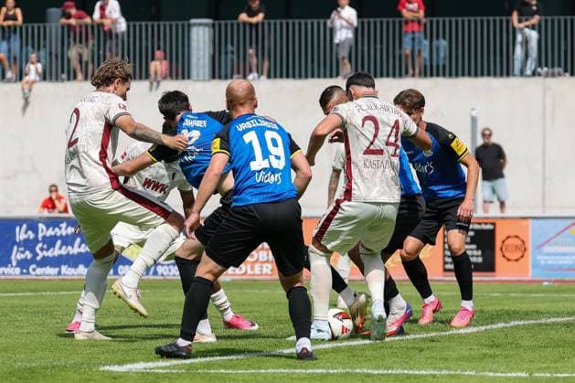 im Zweikampf, Aktion, mit Thomas Kastanaras 24 (FC Augsburg), FC Augsburg vs. 1. FC Saarbruecken, Fussball, 1. Bundesliga, Testspiel, Saison 2026 27, 25.07.2026 Kaufbeuren Bayern Deutschland *** One-on-one, Action, featuring Thomas Kastanaras (24, FC Augsburg), FC Augsburg vs. 1. FC Saarbrücken, Soccer, Bundesliga 1, Friendly Match, 2026–27 Season, July 25, 2026, Kaufbeuren, Bavaria, Germany Copyright: xkolbert-press ChristianxKolbertx