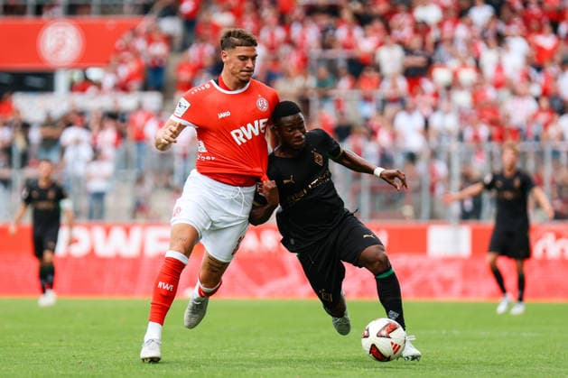 ESSEN, GERMANY July 25: Jose Enrique Rios Alonso (Rot-Weiss Essen, 23) challenges Iaia Manco Danfa (Borussia Moenchengladbach, 39) for the ball during the pre-season friendly match between Rot-Weiss Essen and Borussia Moenchengladbach at Stadion an der Hafenstraße on July 25, 2026 in Essen, Germany. DFL REGULATIONS PROHIBIT ANY USE OF PHOTOGRAPHS AS IMAGE SEQUENCES AND OR QUASI-VIDEO. Copyright: xNatachaxFreisenx