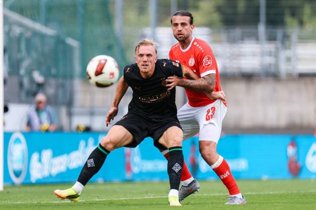 ESSEN, GERMANY July 25: Isac Lidberg (Borussia Moenchengladbach, 3) challenges Jose Enrique Rios Alonso (Rot-Weiss Essen, 23) for the ball during the pre-season friendly match between Rot-Weiss Essen and Borussia Moenchengladbach at Stadion an der Hafenstraße on July 25, 2026 in Essen, Germany. DFL REGULATIONS PROHIBIT ANY USE OF PHOTOGRAPHS AS IMAGE SEQUENCES AND OR QUASI-VIDEO. Copyright: xNatachaxFreisenx