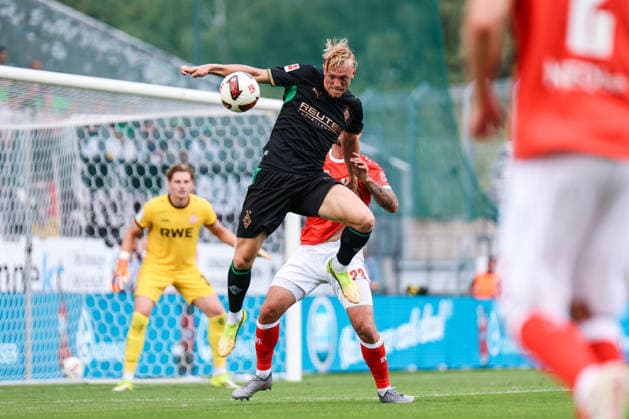 ESSEN, GERMANY July 25: Isac Lidberg (Borussia Moenchengladbach, 3) challenges Jose Enrique Rios Alonso (Rot-Weiss Essen, 23) for the ball during the pre-season friendly match between Rot-Weiss Essen and Borussia Moenchengladbach at Stadion an der Hafenstraße on July 25, 2026 in Essen, Germany. DFL REGULATIONS PROHIBIT ANY USE OF PHOTOGRAPHS AS IMAGE SEQUENCES AND OR QUASI-VIDEO. Copyright: xNatachaxFreisenx