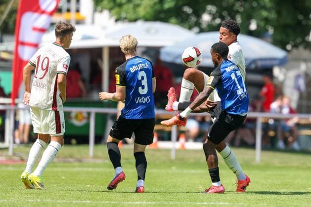 im Zweikampf, Aktion, mit Robin Fellhauer 19 (FC Augsburg), Anton Baeuerle 3 (1. FC Saarbruecken), Noahkai Banks 40 (FC Augsburg), Abdenego Nankishi 17 (1. FC Saarbruecken), FC Augsburg vs. 1. FC Saarbruecken, Fussball, 1. Bundesliga, Testspiel, Saison 2026 27, 25.07.2026 Kaufbeuren Bayern Deutschland *** One-on-one, action, featuring Robin Fellhauer 19 FC Augsburg, Anton Baeuerle 3, 1 FC Saarbrücken, Noahkai Banks 40, FC Augsburg, Abdenego Nankishi 17, 1 FC Saarbrücken, FC Augsburg vs. 1 FC Saarbrücken, soccer, Bundesliga 1, Friendly, 2026–27 Season, July 25, 2026, Kaufbeuren, Bavaria, Germany Copyright: xkolbert-press ChristianxKolbertx