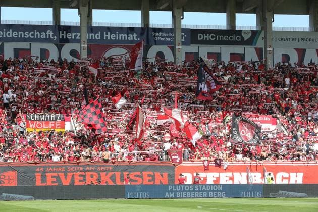 25.07.2026 xmgoodx Offenbach am Main, Plutos Stadion am Bieberer Berg - Jubiläumsspiel Kickers Offenbach (OFC) - Bayer 04 Leverkusen. Fsns Ultras mit dem Banner 45Jahre *** July 25, 2026 xmgoodx Offenbach am Main, Pluto Stadium on Bieberer Berg Anniversary Match: Kickers Offenbach vs. OFC Bayer 04 Leverkusen Fsns Ultras with the 45 Years banner