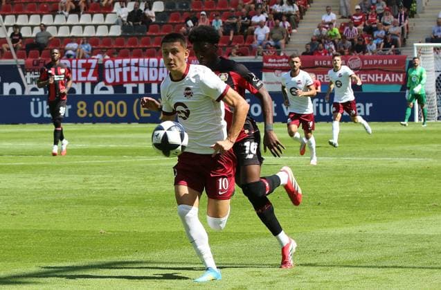 25.07.2026 xmgoodx Offenbach am Main, Plutos Stadion am Bieberer Berg - Jubiläumsspiel Kickers Offenbach (OFC) - Bayer 04 Leverkusen. Axel Tape (16, Leverkusen) gegen Jan Becker (10, OFC) fc *** July 25, 2026 xmgoodx Offenbach am Main, Pluto Stadium at Bieberer Berg Anniversary Match: Kickers Offenbach vs. OFC Bayer 04 Leverkusen Axel Tape 16, Leverkusen vs. Jan Becker 10, OFC fc