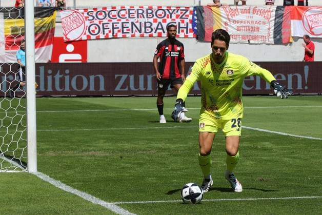 25.07.2026 xmgoodx Offenbach am Main, Plutos Stadion am Bieberer Berg - Jubiläumsspiel Kickers Offenbach (OFC) - Bayer 04 Leverkusen. Torwart Blaswich Janis (Leverkusen) *** July 25, 2026 xmgoodx Offenbach am Main, Pluto Stadium at Bieberer Berg Anniversary Match: Kickers Offenbach vs. OFC Bayer 04 Leverkusen Goalkeeper: Janis Blaswich (Leverkusen)