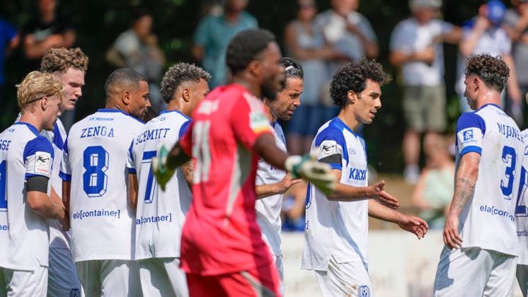 25.07.2026, Hänsch-Arena, B-Platz, Meppen, GER, 3. Liga, Testspiel: SV Meppen vs U23 Schalke 04, Freude bei den Meppeners nach dem 3:0 von Niclas Nadj (SV Meppen 40), 2.v.r. DFL REGULATIONS PROHIBIT ANY USE OF PHOTOGRAPHS AS IMAGE SEQUENCES AND OR QUASI-VIDEO. Meppen Niedersachsen Niederlande Hänsch-Arena, B-Platz *** July 25, 2026, Hänsch Arena, Field B, Meppen, GER, 3rd Division, Friendly Match: SV Meppen vs. Schalke 04 U23, Jubilation among the Meppen fans after Niclas Nadj’s 3-0 goal for SV Meppen in the 40th minute, 2 from right DFL REGULATIONS PROHIBIT ANY USE OF PHOTOGRAPHS AS IMAGE SEQUENCES AND OR QUASI-VIDEO Meppen, Lower Saxony, Netherlands, Hänsch Arena, Field B