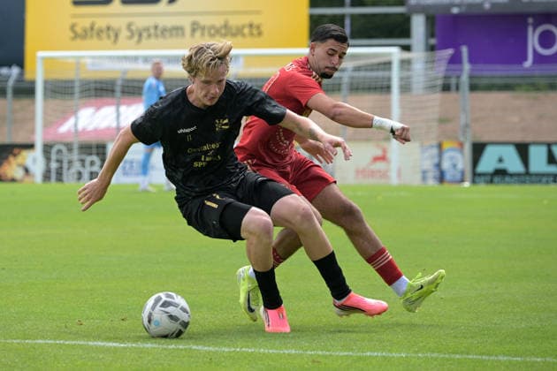 Louis Leberer (FC 08 Villingen, 17) im Zweikampf mit Reda Ouakil (Delay Sports Berlin, 70) FC 08 Villingen vs. Delay Sports Berlin , Fussball, Vorbereitung, Testspiel, Saison 2026 2027, 25.07.2026 FC 08 Villingen vs. Delay Sports Berlin , Fussball, Vorbereitung, Testspiel, Saison 2026 2027, 25.07.2026 Villingen *** Louis Leberer (FC 08 Villingen), 17, in a tackle with Reda Ouakil (Delay Sports Berlin), 70. FC 08 Villingen vs. Delay Sports Berlin, soccer, preseason, friendly, 2026–2027 season, July 25, 2026, FC 08 Villingen vs. Delay Sports Berlin, soccer, preseason, friendly match, 2026–2027 season, July 25, 2026, Villingen Copyright: xEibner-Pressefotox EP_TBR