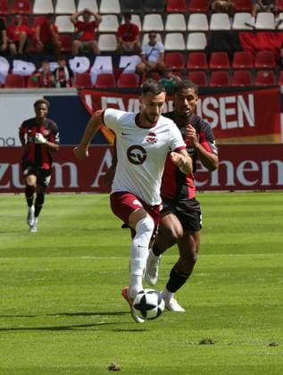 25.07.2026 xmgoodx Offenbach am Main, Plutos Stadion am Bieberer Berg - Jubiläumsspiel Kickers Offenbach (OFC) - Bayer 04 Leverkusen. Loic Bade (5, Leverkusen) gegen Maximilian Wolfram (8, OFC) *** July 25, 2026 xmgoodx Offenbach am Main, Pluto Stadium at Bieberer Berg Anniversary Match: Kickers Offenbach vs. OFC Bayer 04 Leverkusen Loic Bade 5 (Leverkusen) vs. Maximilian Wolfram 8 (OFC)