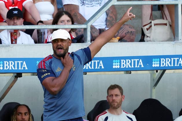 25.07.2026, xrekx, Fussball Testspiel, SV Wehen Wiesbaden - FC Bayern München v.l. Vincent Kompany Trainer (FC Bayern Muenchen) gibt Anweisungen, gestikuliert, mit den Armen gestikulieren gives instructions, gesticulate (DFL DFB REGULATIONS PROHIBIT ANY USE OF PHOTOGRAPHS as IMAGE SEQUENCES and or QUASI-VIDEO) Wiesbaden *** July 25, 2026, xrekx, Soccer Friendly Match, SV Wehen Wiesbaden vs. FC Bayern Munich; Vincent Kompany, coach of FC Bayern Munich, gives instructions, gesticulates with his arms, gesticulates DFL DFB REGULATIONS PROHIBIT ANY USE OF PHOTOGRAPHS as IMAGE SEQUENCES and or QUASI-VIDEO Wiesbaden