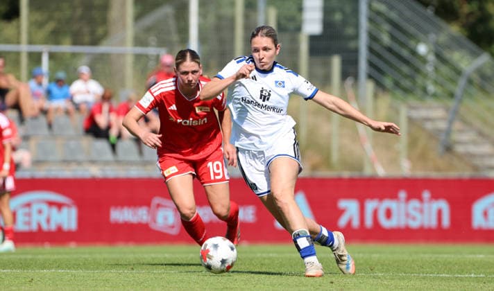 Samantha Steuerwald, Andrea Svibkova am Ball Zweikampf Spielszene Aktion Fußball Fussball Testspiel Bundesliga Damen Frauen Saison 2026 2027 25.07.2026 1.FC Union Berlin vs. Hamburger SV HSV DFL regulations prohibit any use of photographs as image sequences and or quasi-video *** Samantha Steuerwald, Andrea Svibkova on the ball, tackle, game scene, action, sports, soccer, women s soccer, friendly match, Bundesliga, women s season 2026–2027, July 25, 2026, 1. FC Union Berlin vs. Hamburger SV (HSV). DFL regulations prohibit any use of photographs as image sequences and or quasi-video.
