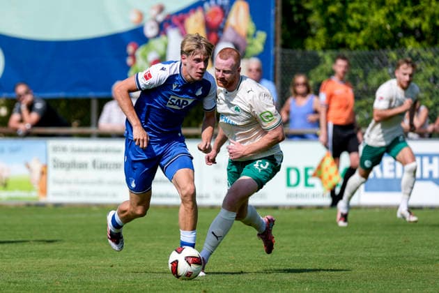 v.li.: Nathan De Cat (Hoffenheim, 17, Neuzugang), Paul Will (Fürth, 13), Zweikampf, Spielszene, Duell, duel, tackle, tackling, Dynamik, Action, Aktion, 25.07.2026, Zuzenhausen (Deutschland), Fussball, Testspiel, TSG 1899 Hoffenheim - SpVgg Greuther Fürth, DFB DFL REGULATIONS PROHIBIT ANY USE OF PHOTOGRAPHS AS IMAGE SEQUENCES AND OR QUASI-VIDEO. *** From left: Nathan De Cat (Hoffenheim), 17, new signing; Paul Will (Fürth), 13; tackle, game scene, duel, tackle, tackling, dynamism, action, 07 25 2026, Zuzenhausen, Germany, soccer, friendly match, TSG 1899 Hoffenheim vs. SpVgg Greuther Fürth, DFB and DFL regulations prohibit any use of photographs as image sequences and or quasi-video xozx
