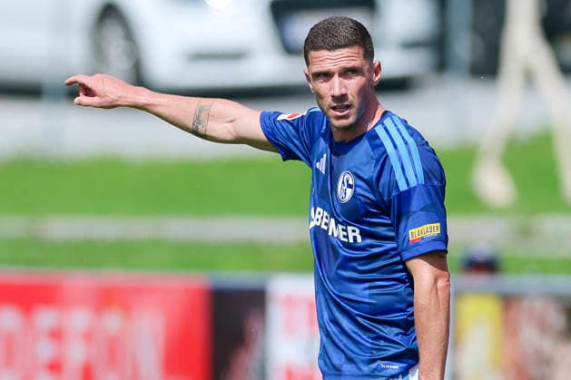 Robin Gosens (FC Schalke 04) gestikuliert, Friendly match, FC Schalke 04 v Fagiano Okayama, Silberstadtarena am 25. July 2026 in Schwaz, Österreich. (Foto von Marco Steinbrenner DeFodi Images) Robin Gosens (FC Schalke 04) gestures, Friendly match, FC Schalke 04 v Fagiano Okayama, Silberstadt Arena, July 25, 2026 in Schwaz, Austria. (Photo by Marco Steinbrenner DeFodi Images) - *** Robin Gosens of FC Schalke 04 gestures, Friendly match, FC Schalke 04 vs. Fagiano Okayama, Silberstadt Arena on July 25, 2026, in Schwaz, Austria. Photo by Marco Steinbrenner, DeFodi Images. Robin Gosens of FC Schalke 04 gestures, Friendly match, FC Schalke 04 vs. Fagiano Okayama, Silberstadt Arena, July 25, 2026, in Schwaz, Austria. Photo by Marco Steinbrenner, DeFodi Images