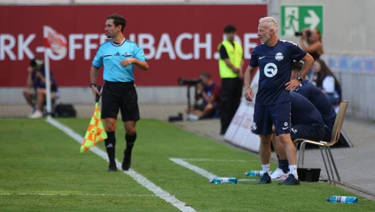 25.07.2026 xmgoodx Offenbach am Main, Plutos Stadion am Bieberer Berg - Jubiläumsspiel Kickers Offenbach (OFC) - Bayer 04 Leverkusen. Trainer Mark Zimmermann Kickers Offenbach *** July 25, 2026 xmgoodx Offenbach am Main, Pluto Stadium at Bieberer Berg Anniversary Match: Kickers Offenbach vs. OFC Bayer 04 Leverkusen Coach Mark Zimmermann, Kickers Offenbach