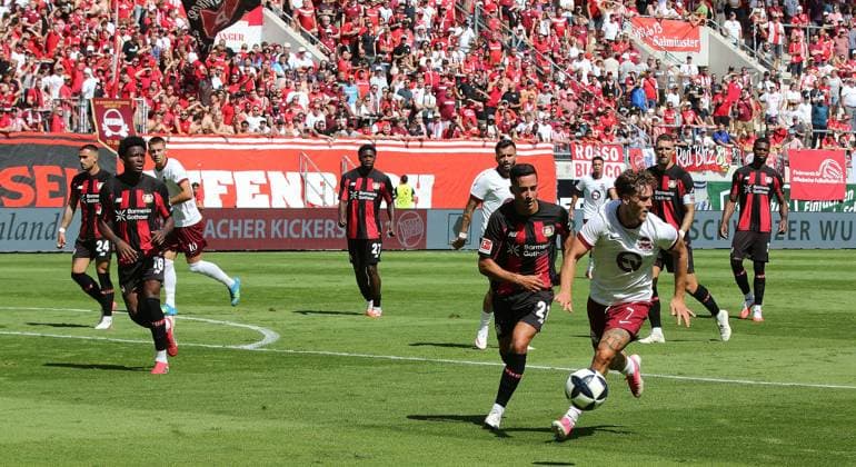 25.07.2026 xmgoodx Offenbach am Main, Plutos Stadion am Bieberer Berg - Jubiläumsspiel Kickers Offenbach (OFC) - Bayer 04 Leverkusen. Vazquez Lucas (Leverkusen) egen Luka Garic (7, OFC) *** July 25, 2026 xmgoodx Offenbach am Main, Pluto Stadium at Bieberer Berg Anniversary Match: Kickers Offenbach vs. OFC Bayer 04 Leverkusen Lucas Vazquez (Leverkusen) vs. Luka Garic 7, OFC