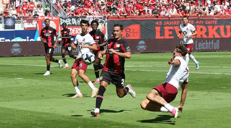 25.07.2026 xmgoodx Offenbach am Main, Plutos Stadion am Bieberer Berg - Jubiläumsspiel Kickers Offenbach (OFC) - Bayer 04 Leverkusen. Vazquez Lucas (Leverkusen) egen Luka Garic (7, OFC) *** July 25, 2026 xmgoodx Offenbach am Main, Pluto Stadium at Bieberer Berg Anniversary Match: Kickers Offenbach vs. OFC Bayer 04 Leverkusen Lucas Vazquez (Leverkusen) vs. Luka Garic 7, OFC