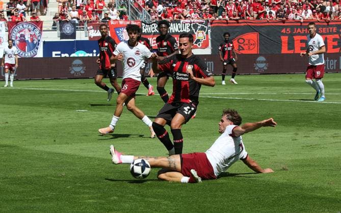 25.07.2026 xmgoodx Offenbach am Main, Plutos Stadion am Bieberer Berg - Jubiläumsspiel Kickers Offenbach (OFC) - Bayer 04 Leverkusen. Vazquez Lucas (Leverkusen) egen Luka Garic (7, OFC) *** July 25, 2026 xmgoodx Offenbach am Main, Pluto Stadium at Bieberer Berg Anniversary Match: Kickers Offenbach vs. OFC Bayer 04 Leverkusen Lucas Vazquez (Leverkusen) vs. Luka Garic 7, OFC