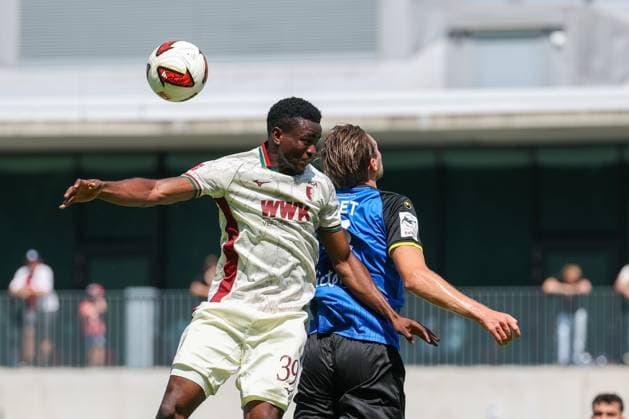 im Zweikampf, Aktion, mit Uchenna Ogundu 39 (FC Augsburg), Siemen Voet 4 (1. FC Saarbruecken), FC Augsburg vs. 1. FC Saarbruecken, Fussball, 1. Bundesliga, Testspiel, Saison 2026 27, 25.07.2026 Kaufbeuren Bayern Deutschland *** One-on-one, action, featuring Uchenna Ogundu (39, FC Augsburg) and Siemen Voet (4, 1 FC Saarbrücken), FC Augsburg vs. 1 FC Saarbrücken, soccer, Bundesliga 1, Friendly, 2026–27 season, July 25, 2026, Kaufbeuren, Bavaria, Germany Copyright: xkolbert-press ChristianxKolbertx