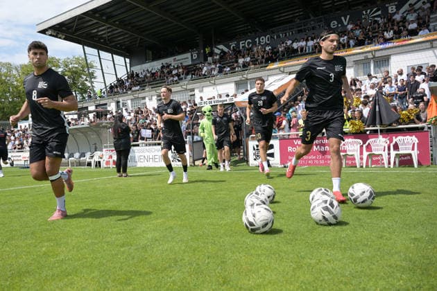 die Spieler des FC 08 Villingen Nico Tadic (FC 08 Villingen, 08), Noah Haller (FC 08 Villingen, 03), Jan Babic (FC 08 Villingen, 20) und Matthes Glueck (FC 08 Villingen, 18) beim Warm Up FC 08 Villingen vs. Delay Sports Berlin , Fussball, Vorbereitung, Testspiel, Saison 2026 2027, 25.07.2026 FC 08 Villingen vs. Delay Sports Berlin , Fussball, Vorbereitung, Testspiel, Saison 2026 2027, 25.07.2026 Villingen *** The FC 08 Villingen players: Nico Tadic (FC 08 Villingen, 08), Noah Haller (FC 08 Villingen, 03, Jan Babic (FC 08 Villingen, 20), and Matthes Glueck (FC 08 Villingen, 18) during the warm-up for FC 08 Villingen vs. Delay Sports Berlin, soccer, preseason, friendly match, 2026–2027 season, July 25, 2026, FC 08 Villingen vs. Delay Sports Berlin, soccer, preseason, friendly match, 2026–2027 season, July 25, 2026, Villingen Copyright: xEibner-Pressefotox EP_TBR